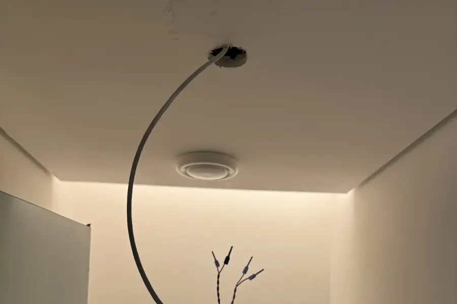 Sensor de presença no forro com cabeamento preparado para conexão