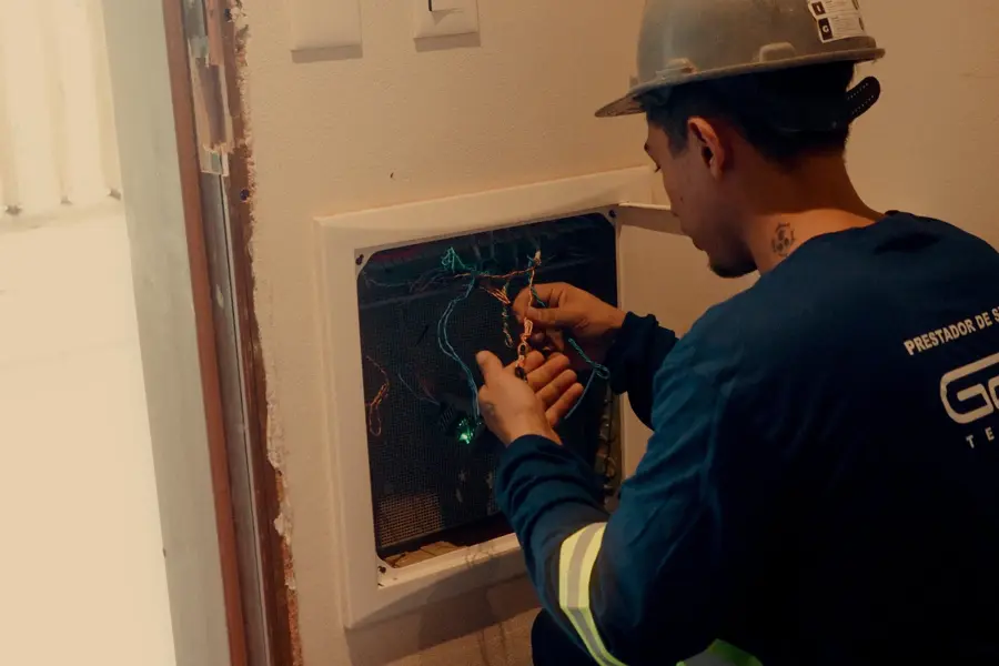 Técnico da G2B organizando quadro de telecomunicações