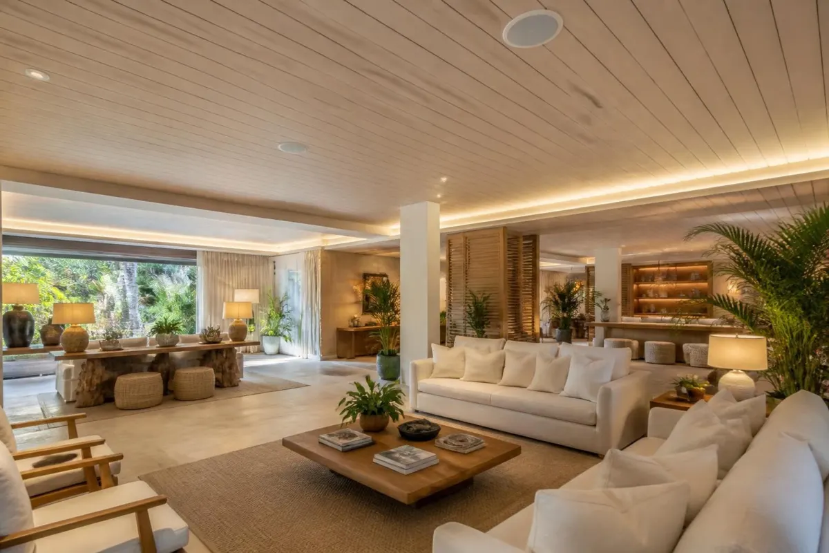 Lounge de hotel com caixas de som embutidas no forro