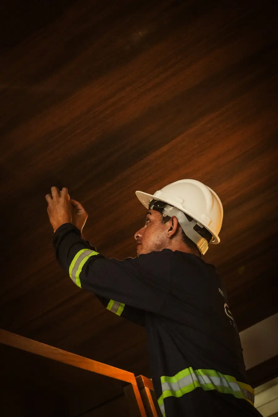 Técnico realizando manutenção em forro